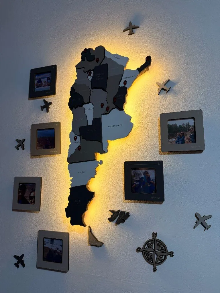Mapa de Argentina en la pared, con luces LED en los bordes, fotos y avioncitos