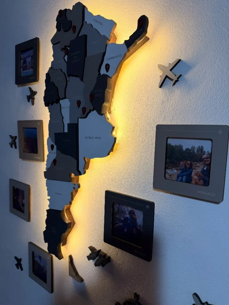 Detalle de las luces LED blanco cálido iluminando el borde del mapa