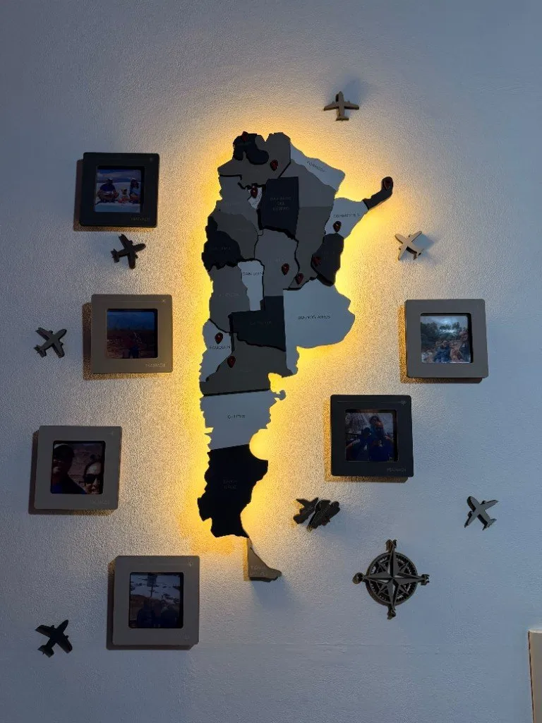 Argentina con luces de frente, con los cuadros de fotos y los puntos cardinales