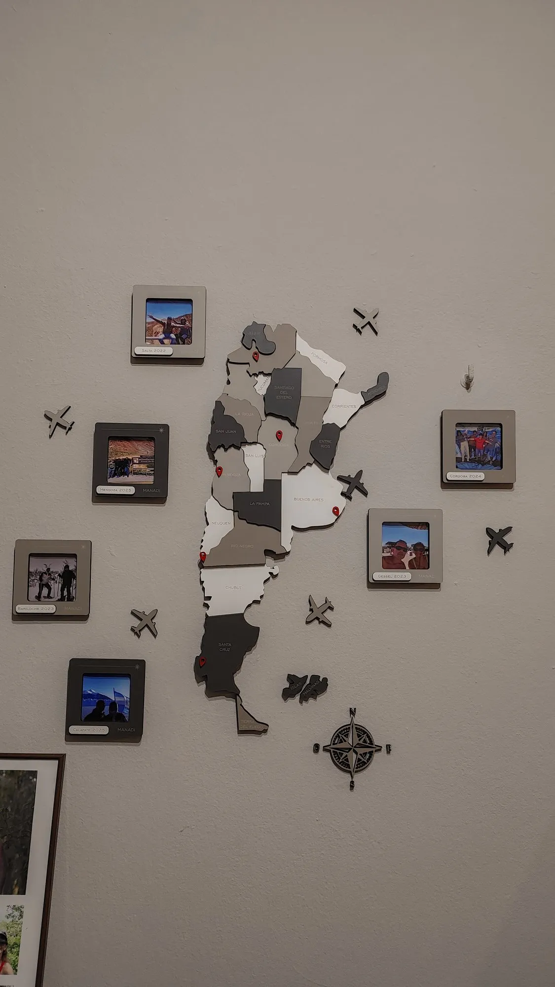 Mapa de Argentina en la pared con fotos, marcadores de destinos y avioncitos