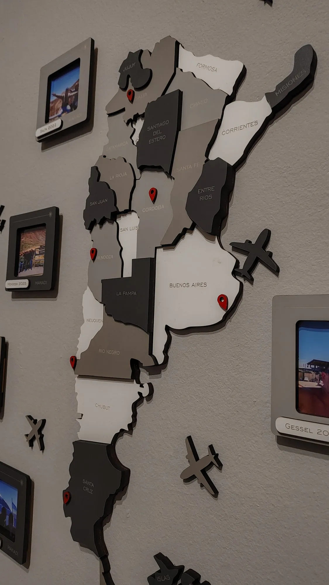 Detalle del mapa con los cuadritos de fotos y los puntos cardinales