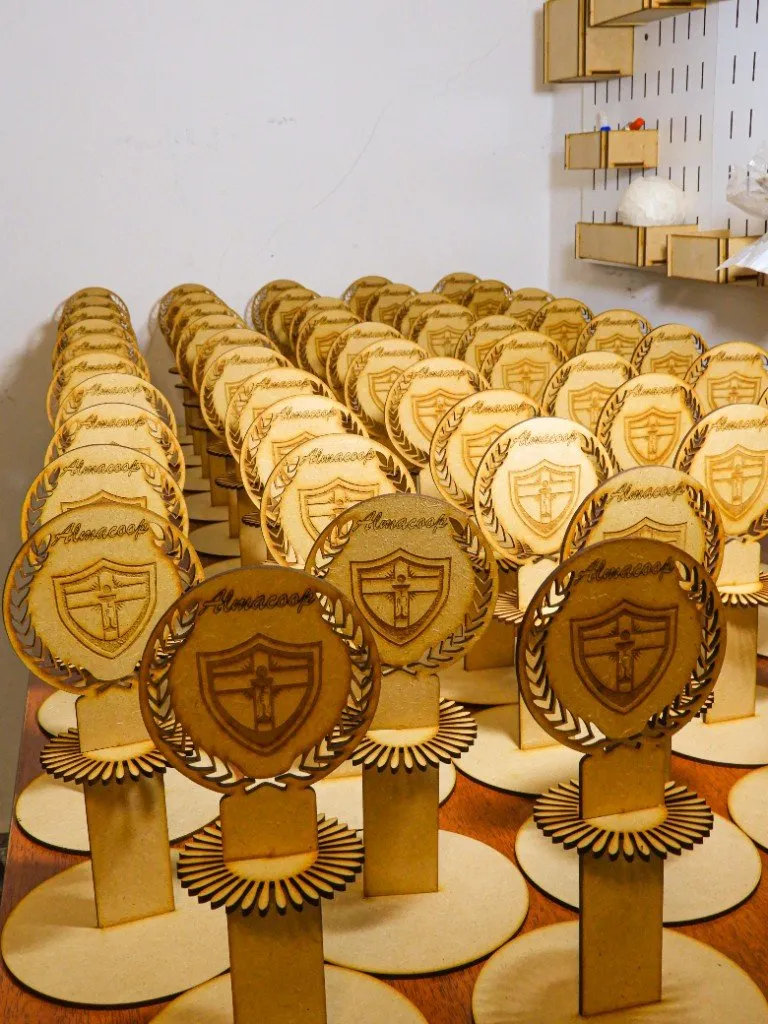 Centros de mesa con escudo, cortados en serie