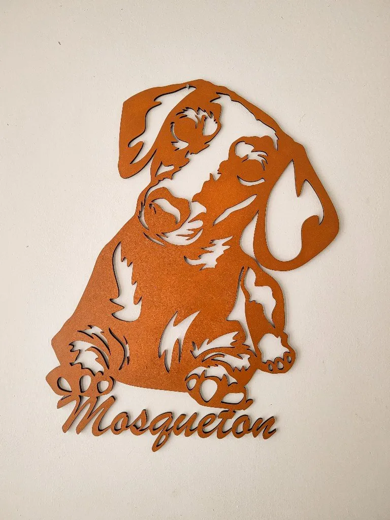 Silueta de perro en la pared, con el nombre Mosqueton