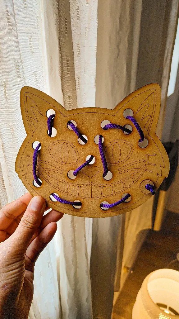 Enhebrador didáctico de madera con forma de gato