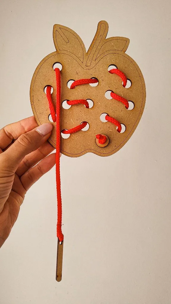Enhebrador didáctico de madera con forma de manzana