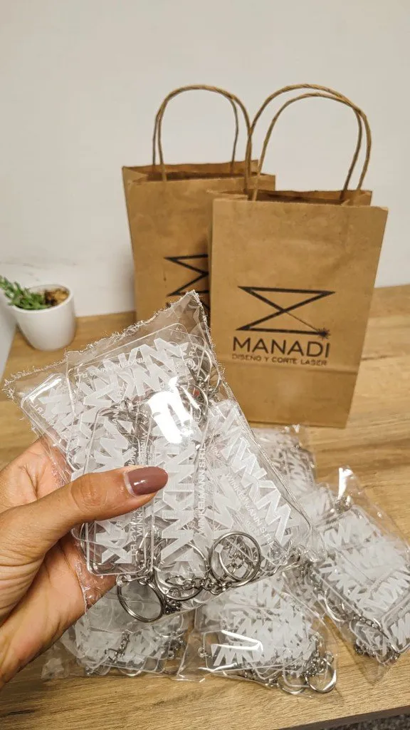 Llaveros de acrílico empaquetados junto a las bolsas de Manadi