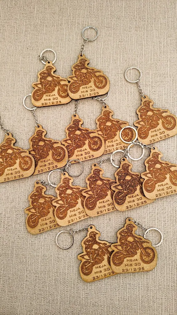 Llaveros de moto personalizados para un cumpleaños