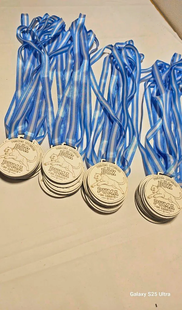 Medallas de MDF con cinta celeste y blanca para un torneo de box