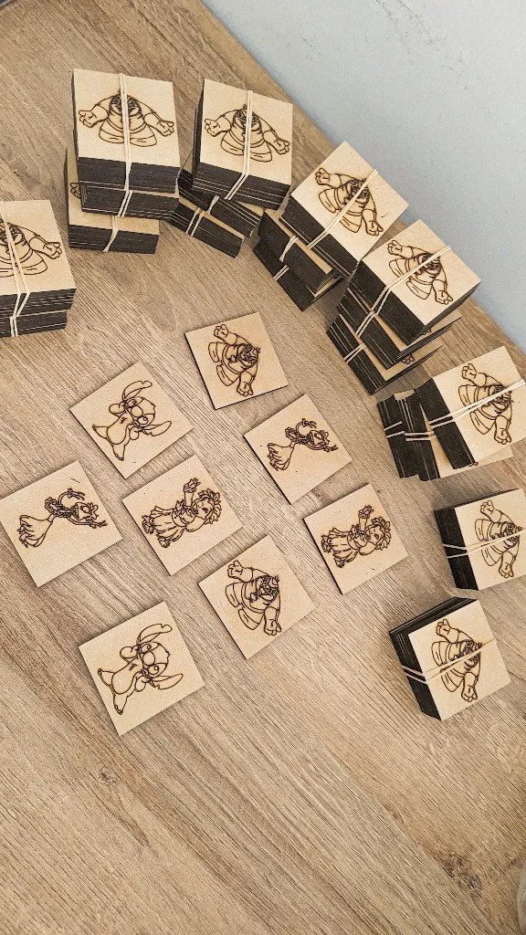 Fichas de memotest de madera, grabadas con personajes