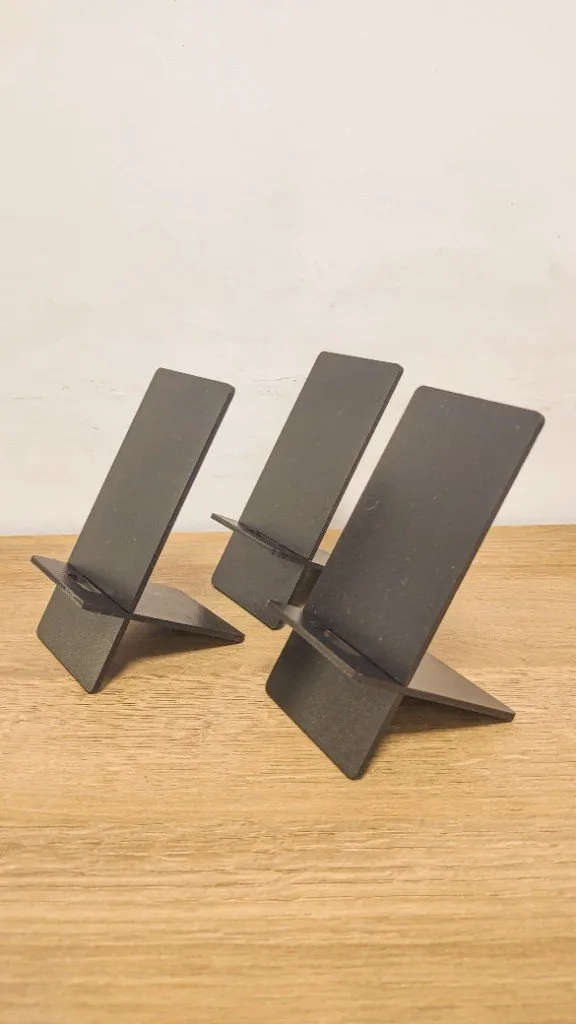 Tres soportes para celular, de madera pintada de negro