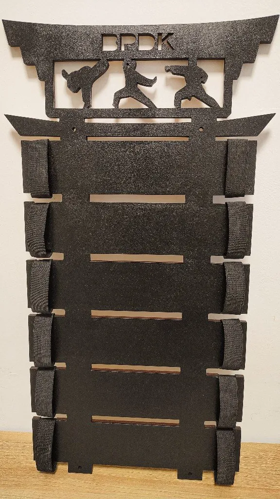 Porta cinturones de karate, negro, con siluetas de luchadores