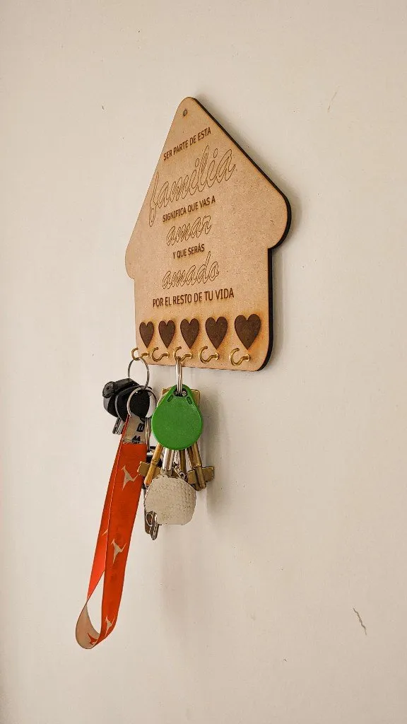Portallaves de casita con una frase de familia y cinco ganchos