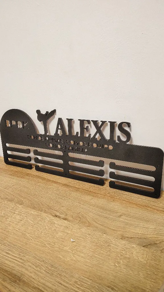 Portamedallas personalizado con el nombre Alexis