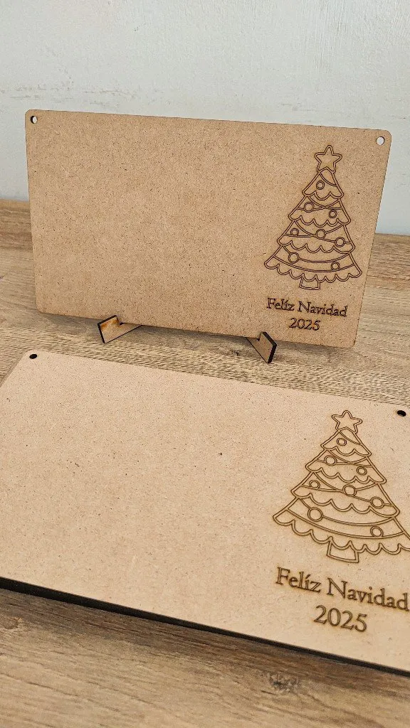 Portaretratos de madera grabados con un arbolito de Navidad