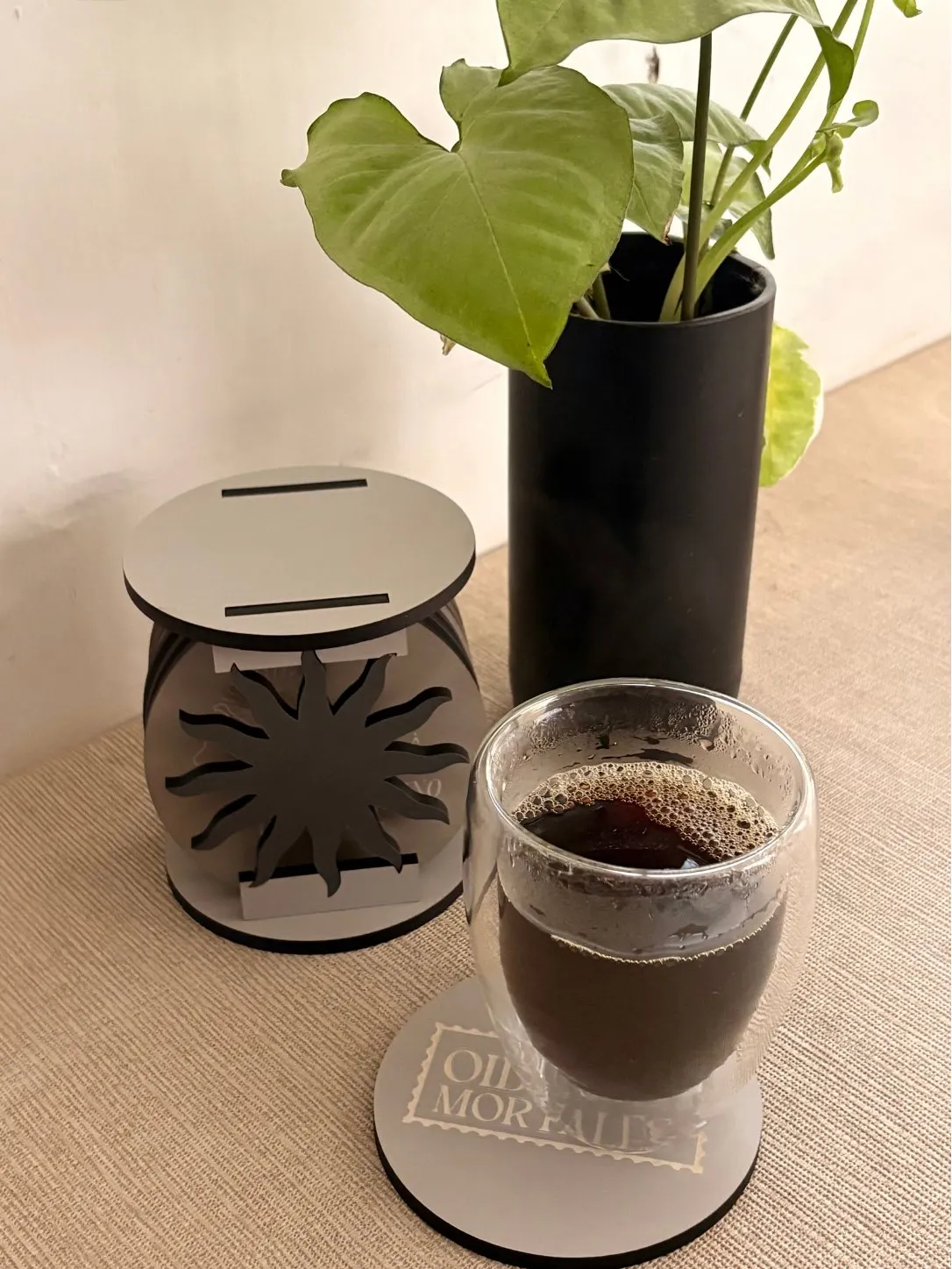 Juego de posavasos de madera con su porta posavasos