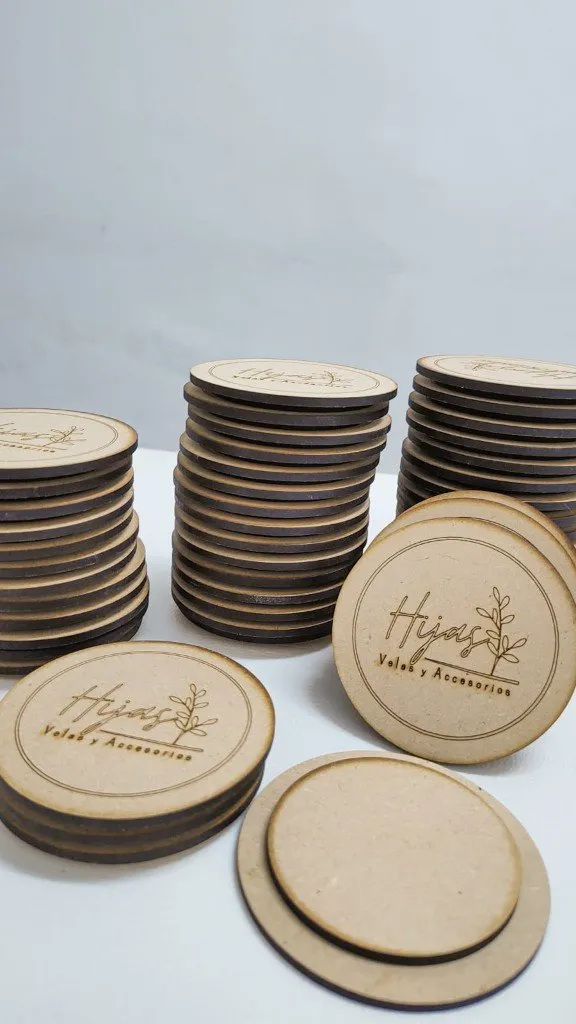 Tapas circulares de madera para velas, con el logo de Hijas