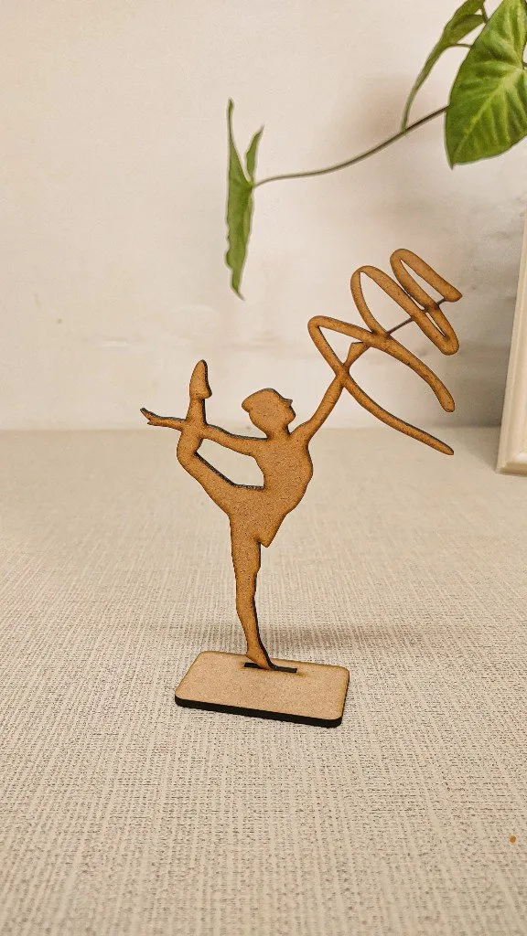Trofeo de madera con forma de bailarina y el nombre Mora